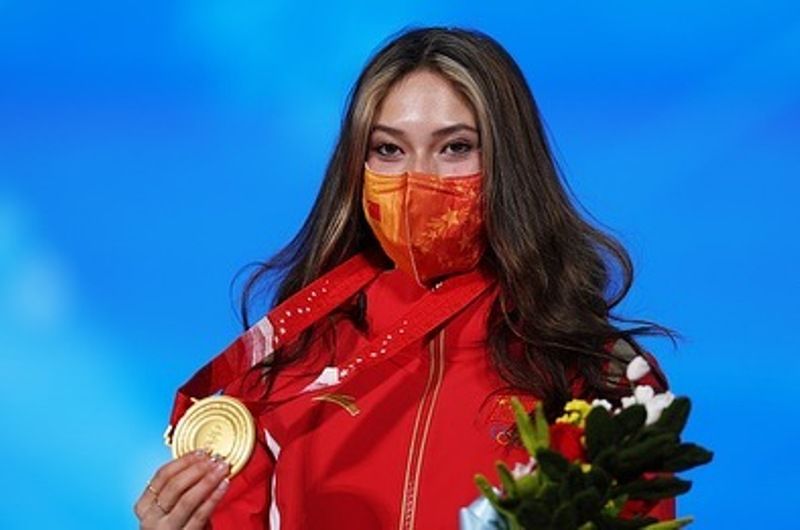 ईलीन गु बीजिंग 2022 शीतकालीन ओलंपिक में अपने स्वर्ण पदक के साथ