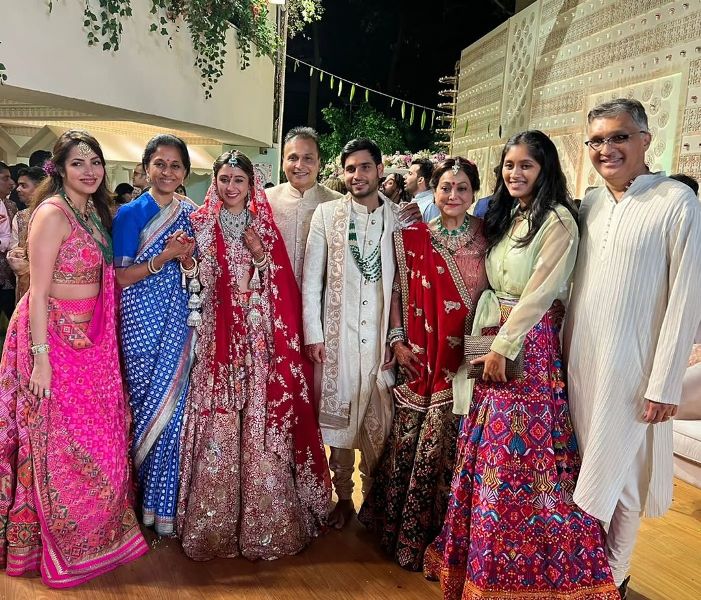 ख्रीषा और अनमोल अंबानी अपनी शादी के दिन अपने दोस्तों और परिवार के साथ