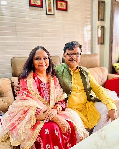 अतुल श्रीवास्तव अपनी पत्नी के साथ