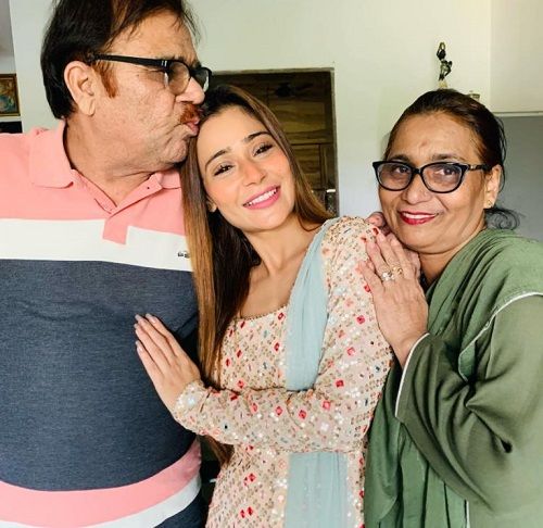 सारा खान अपने माता-पिता के साथ
