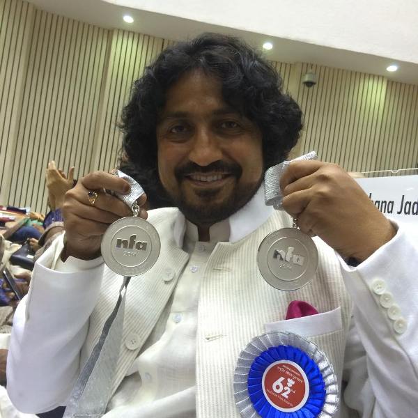 विनोद कापड़ी अपने पुरस्कार के साथ 