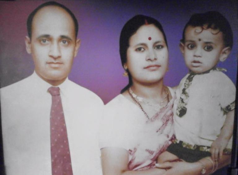 विनोद कापड़ी अपने माता-पिता के साथ