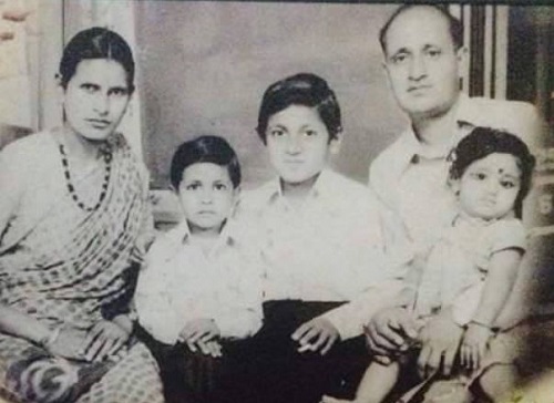 विनोद कापड़ी के परिवार की एक पुरानी तस्वीर