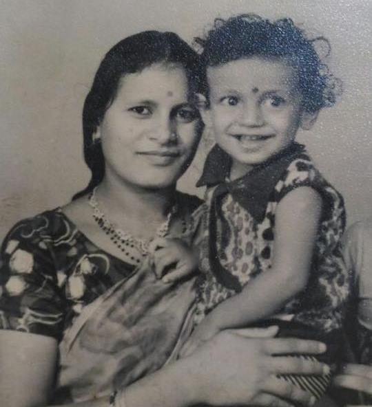 विनोद कापड़ी की मां के साथ बचपन की फोटो 