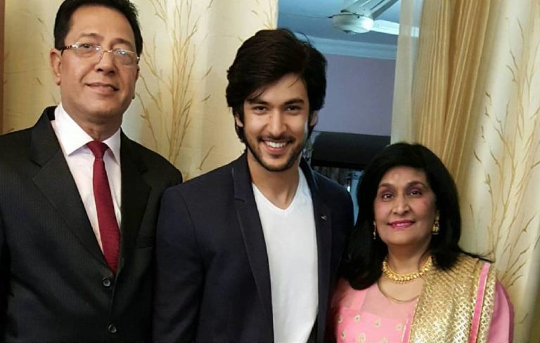 शिविन नारंग अपने माता-पिता के साथ