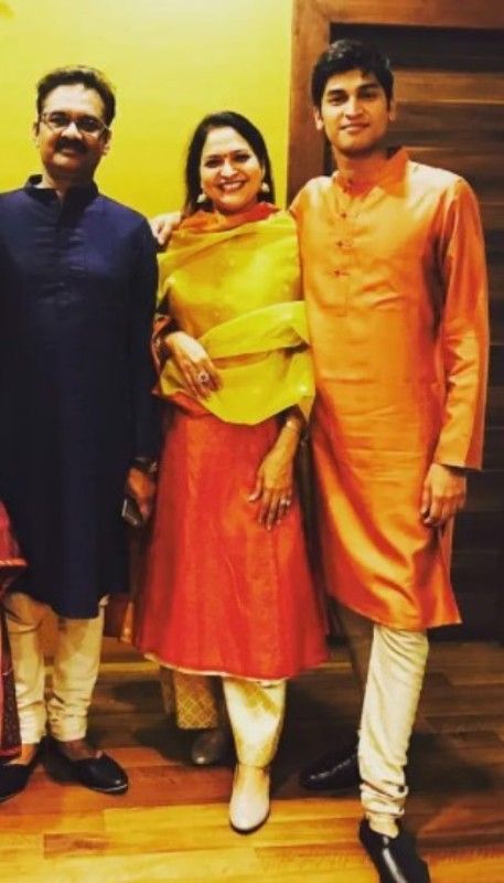 अशोक कुमार मित्तल अपनी पत्नी और बेटे के साथ