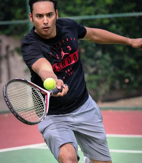मोहम्मद असदुद्दीन टेनिस खेल रहे हैं