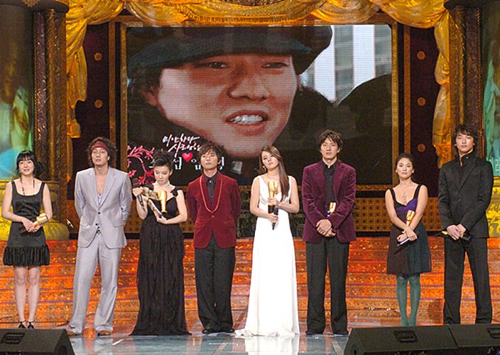 केबीएस ड्रामा अवार्ड्स में पुरस्कार स्वीकृति भाषण के दौरान इम सू-जुंग (बाएं से पहला)