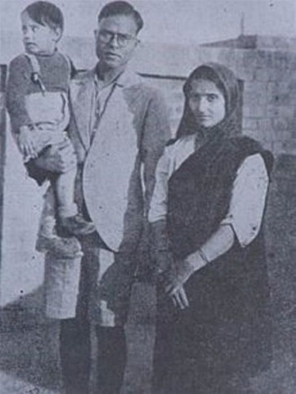 दुर्गावती देवी अपने पति और बेटे के साथ