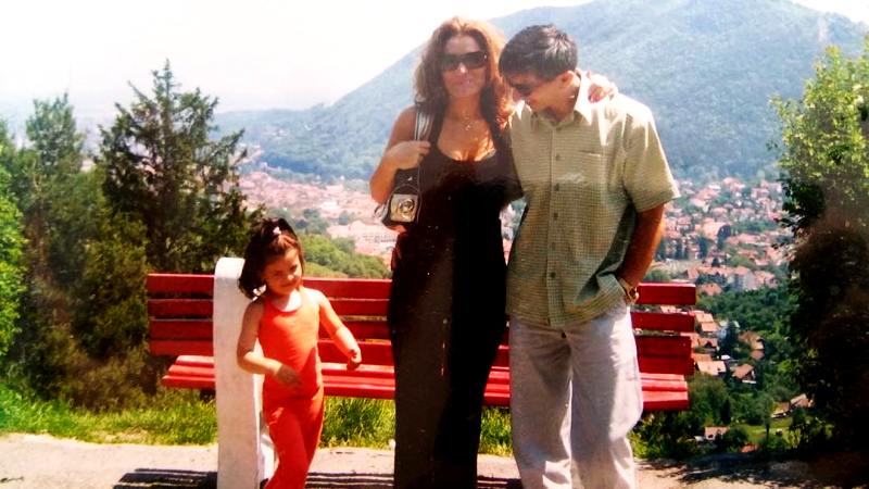 अपने माता-पिता के साथ बचपन में बियांका एंड्रीस्कु (दूर बाएं)