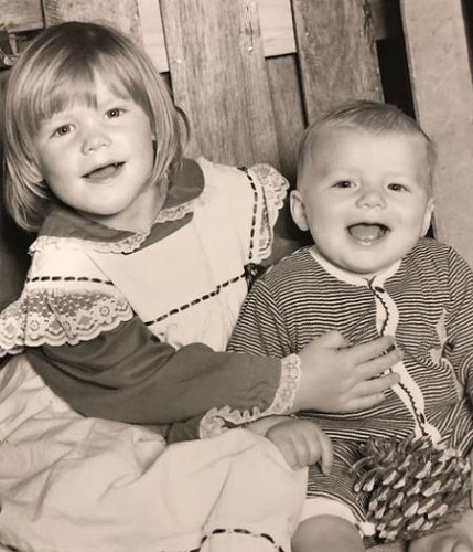 ब्रुक वार्न (बाएं) और जैक्सन वार्न की बचपन की एक तस्वीर