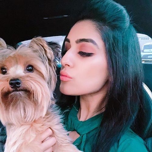 रीना राय अपने पालतू कुत्ते के साथ