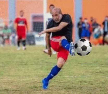 एन बीरेन सिंह फुटबॉल खेल रहे हैं