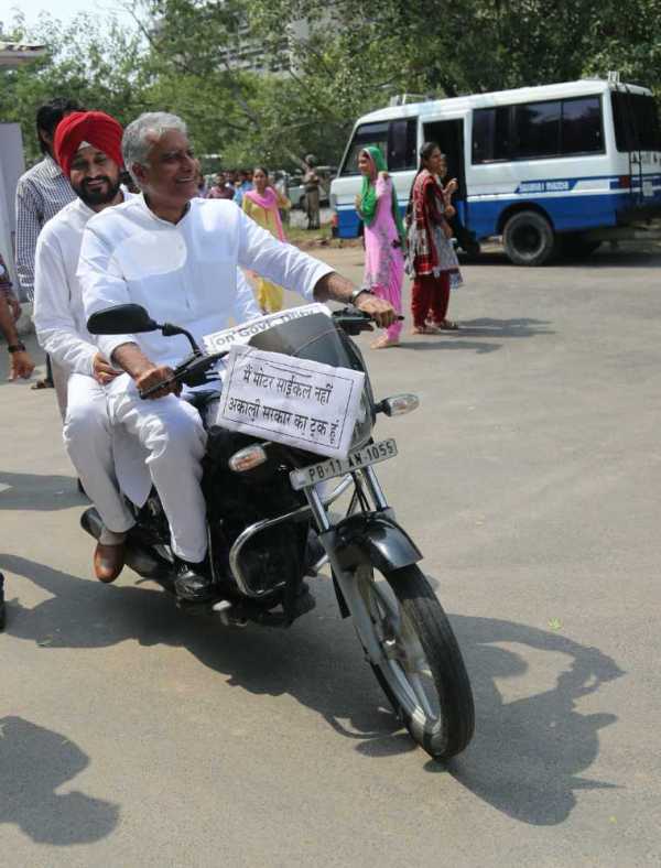 चरणजीत सिंह चन्नी पीपीसीसी के पूर्व प्रमुख सुनील जाखड़ द्वारा संचालित मोटरसाइकिल पर सवार होकर पंजाब भवन पहुंचे।