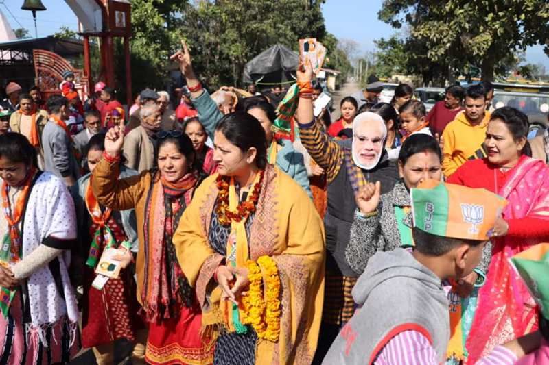 उत्तराखंड में भारतीय जनता पार्टी के घर-घर जाकर प्रचार के दौरान गीता धामी