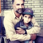 रोसलीन सैंडलस के पिता और भाई: बचपन की तस्वीर