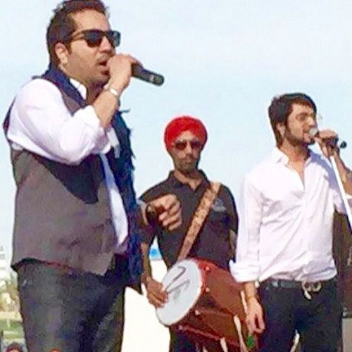 दुबई लाइव कॉन्सर्ट में रमन कपूर मीका सिंह के साथ गा रहे हैं