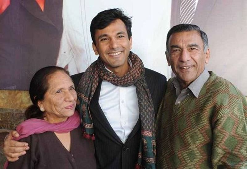 राधिका खन्ना अपने माता-पिता के साथ