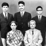 युवा नसीरुद्दीन शाह (बाएं) अपने माता-पिता और भाई के साथ
