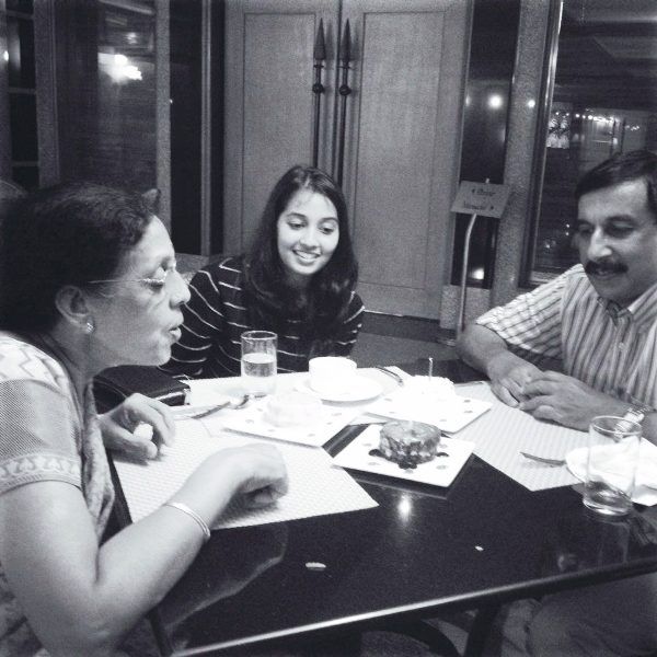 अपर्णा कृष्णन अपने माता-पिता के साथ