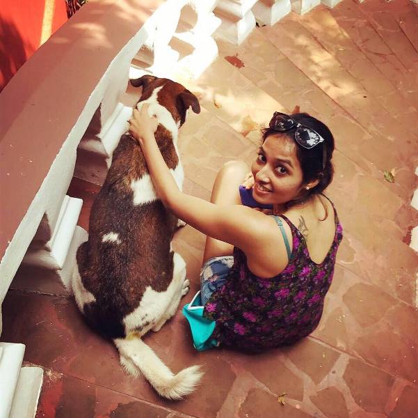 अपर्णा कृष्णन अपने कुत्ते के साथ