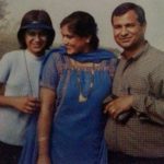 निया शर्मा (बचपन) अपने माता-पिता के साथ