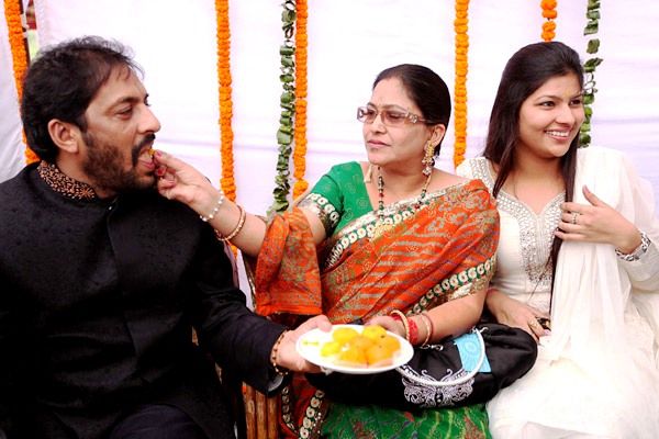 गोपाल कांडा अपनी पत्नी सरस्वती देवी (बीच में) और उनकी बेटी (दाएं) के साथ