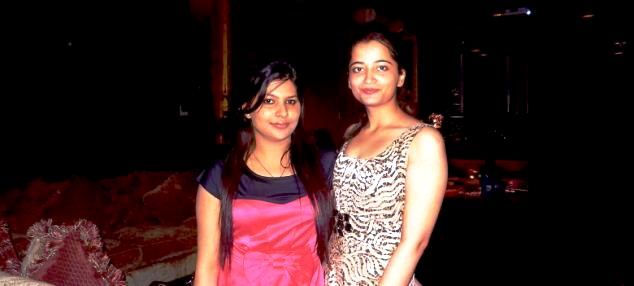 गीतिका शर्मा के साथ गोपाल कांडा की बेटी (बाएं)