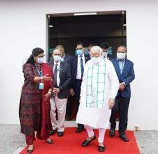 प्रधानमंत्री नरेंद्र मोदी के साथ सुचित्रा एला