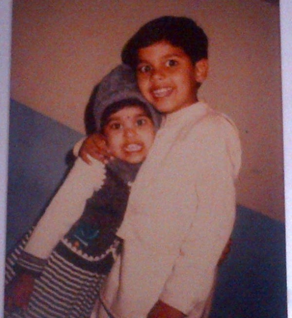 अपने भाई के साथ बिंदू की बचपन की फोटो।
