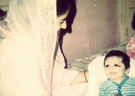 शोएब अली अपनी मां के साथ - बचपन की तस्वीर