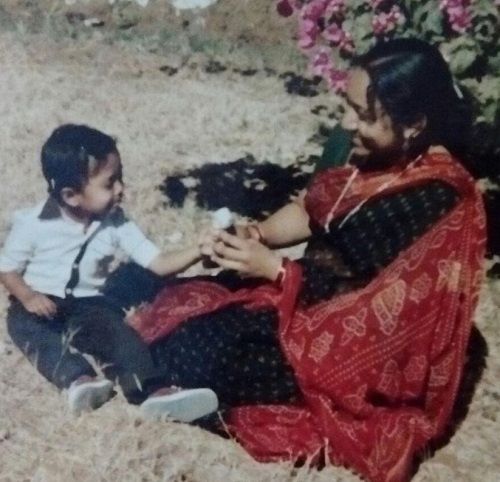 मां के साथ अभिषेक खांडेकर की बचपन की तस्वीर