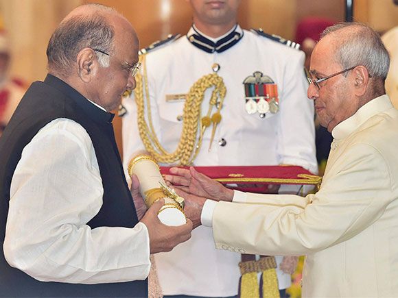 राष्ट्रपति प्रणब मुखर्जी ने 2017 के पद्म पुरस्कारों के दौरान राकांपा अध्यक्ष शरद पवार को पद्म विभूषण से सम्मानित किया