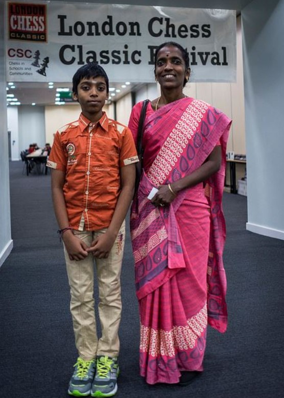 विश्व चैंपियनशिप के दौरे पर अपनी मां के साथ रमेशबाबू प्रगनानंद