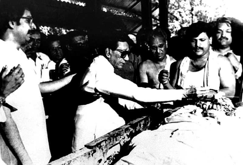 बिंदुमाधव ठाकरे के अंतिम संस्कार में बाल ठाकरे (बीच में) के साथ उद्धव ठाकरे (दूर बाएं)