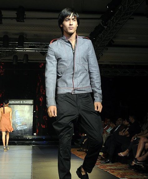 फैशन डिजाइनर गुंजन और राहुल के लिए रैंप वॉक करते अभिमन्यु तोमर