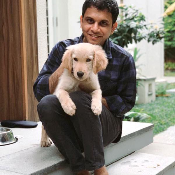 रोहन मूर्ति अपने कुत्ते गोपी के साथ