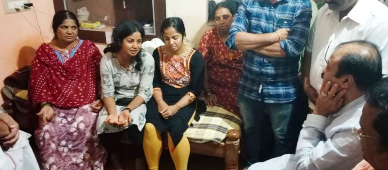 बजरंग कार्यकर्ता दल हर्ष के परिवार से मिलने पहुंचे नारायण गौड़ा (कर्नाटक युवा अधिकारिता एवं खेल मंत्री)
