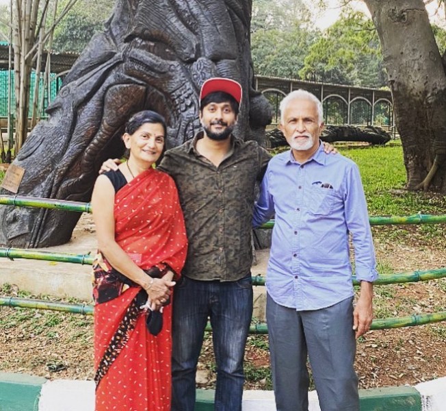 चेतन कुमार अपने माता-पिता के साथ