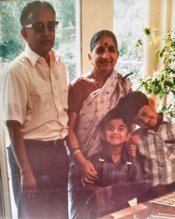 चेतन कुमार और अशोक कुमार की बचपन की तस्वीर उनके दादा-दादी के साथ