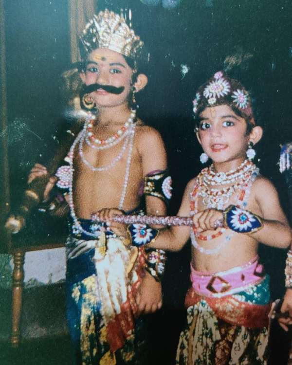 भीम के रूप में चेतन कुमार की बचपन की तस्वीर, उनके भाई अशोक कुमार के साथ एक नाटक में कृष्ण के रूप में।
