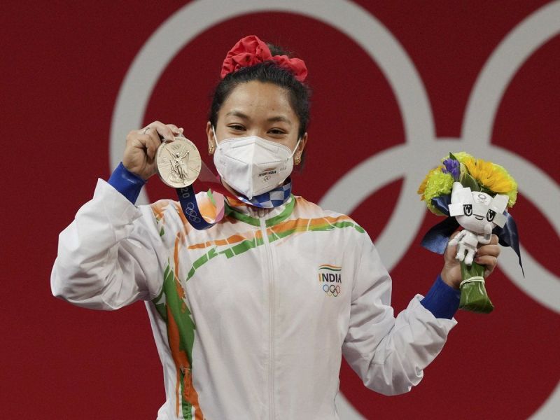 2020 टोक्यो ओलंपिक में अपना रजत पदक दिखाते हुए मीराबाई चानू