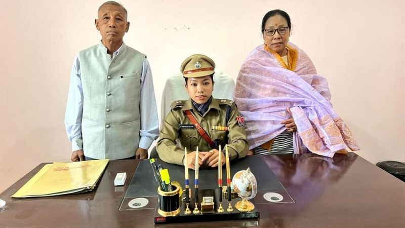 15 जनवरी, 2022 को इंफाल में मणिपुर के मुख्यमंत्री एन बीरेन सिंह द्वारा अतिरिक्त पुलिस अधीक्षक (खेल) के रूप में नियुक्त किए जाने के बाद मीराबाई चानू अपने माता-पिता के साथ।