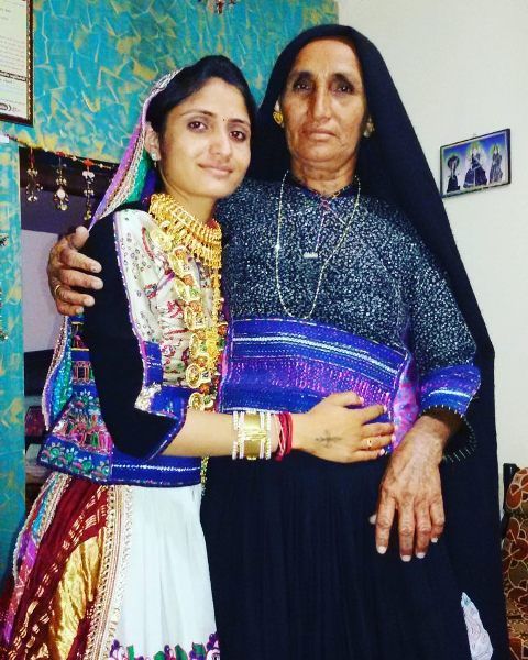 गीता रबारी अपनी मां के साथ