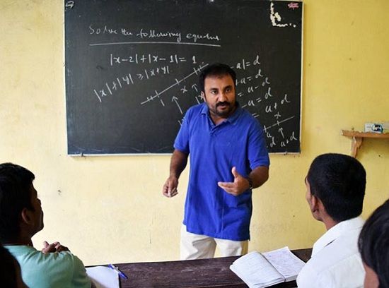 आनंद कुमार अपने छात्रों को पढ़ाते हुए