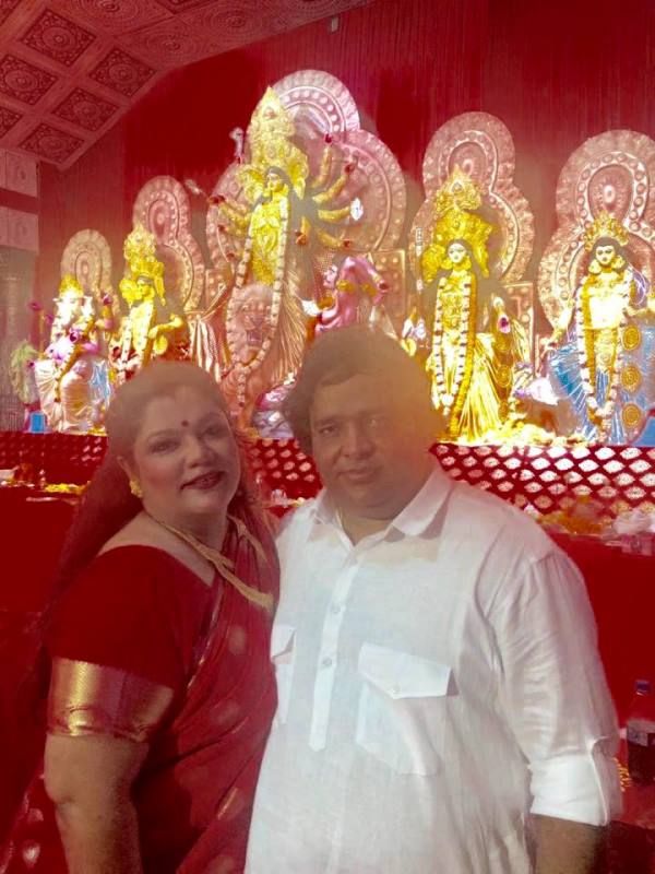 रेमा लाहिड़ी अपने पति के साथ दुर्गा पूजा उत्सव मना रही हैं
