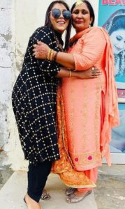 अफसाना खान अपनी मां के साथ