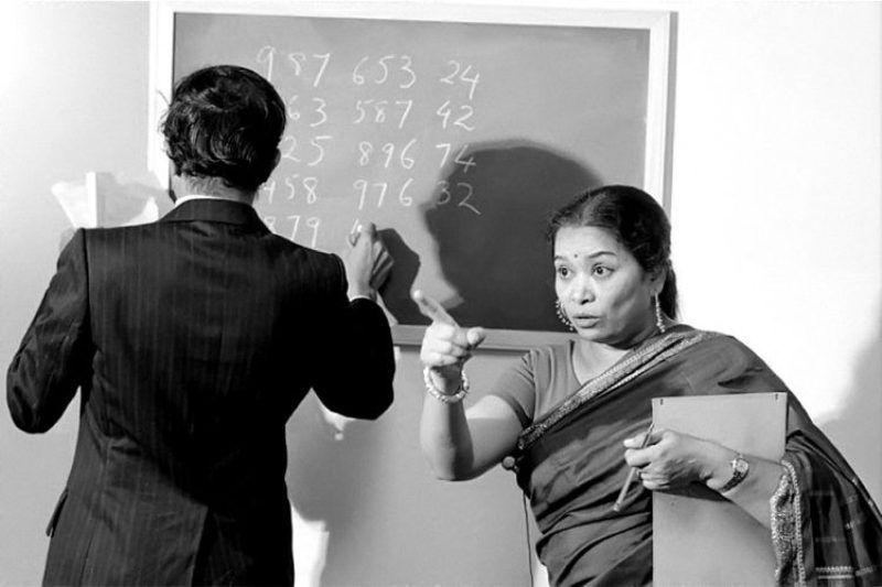 शकुंतला देवी गणित का प्रश्न हल कर रही हैं