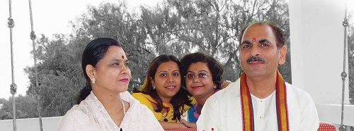 सुधांशु जी महाराज अपनी पत्नी और बेटियों के साथ
