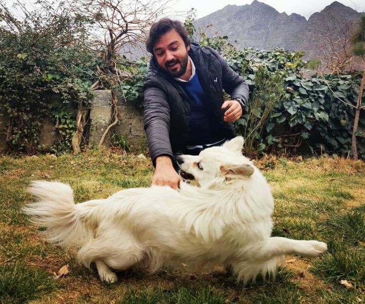 असफ़र हुसैन अपने कुत्ते रूस के साथ खेल रहे हैं